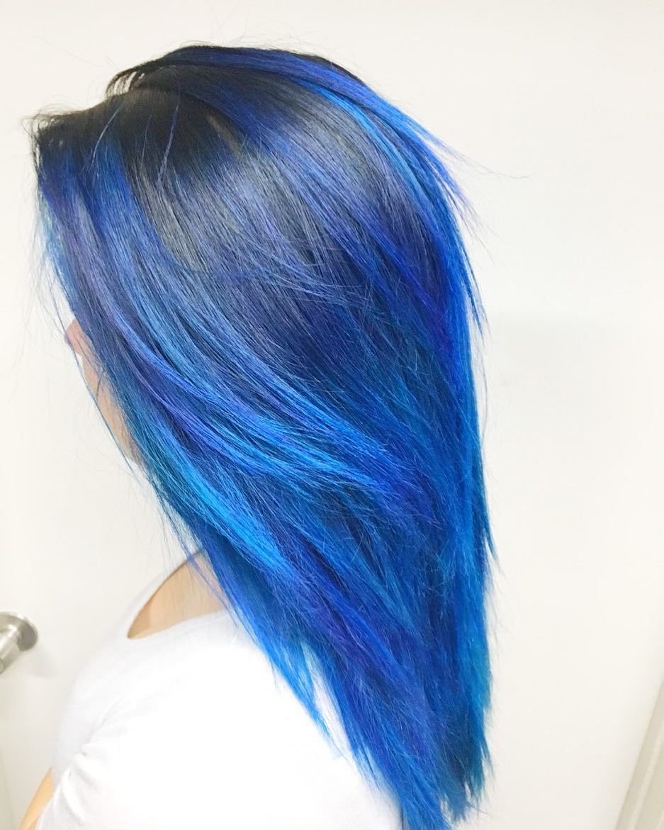 Голубые кончики волос