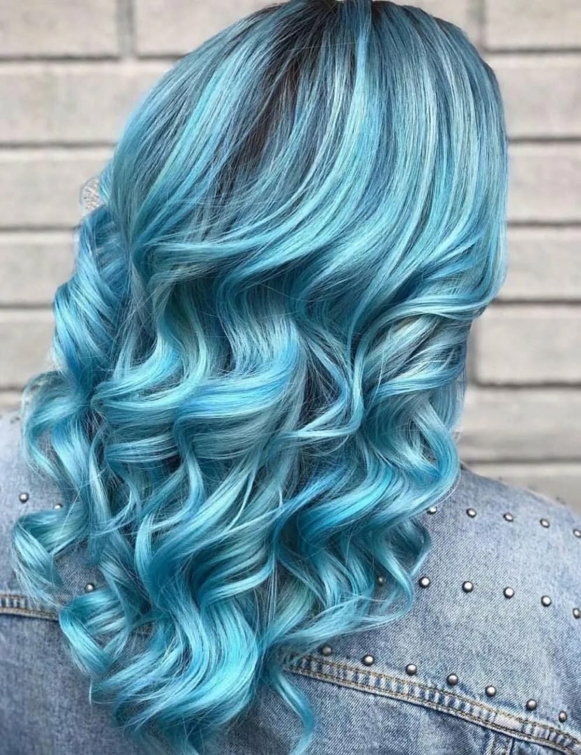 Синие пряди на темных волосах