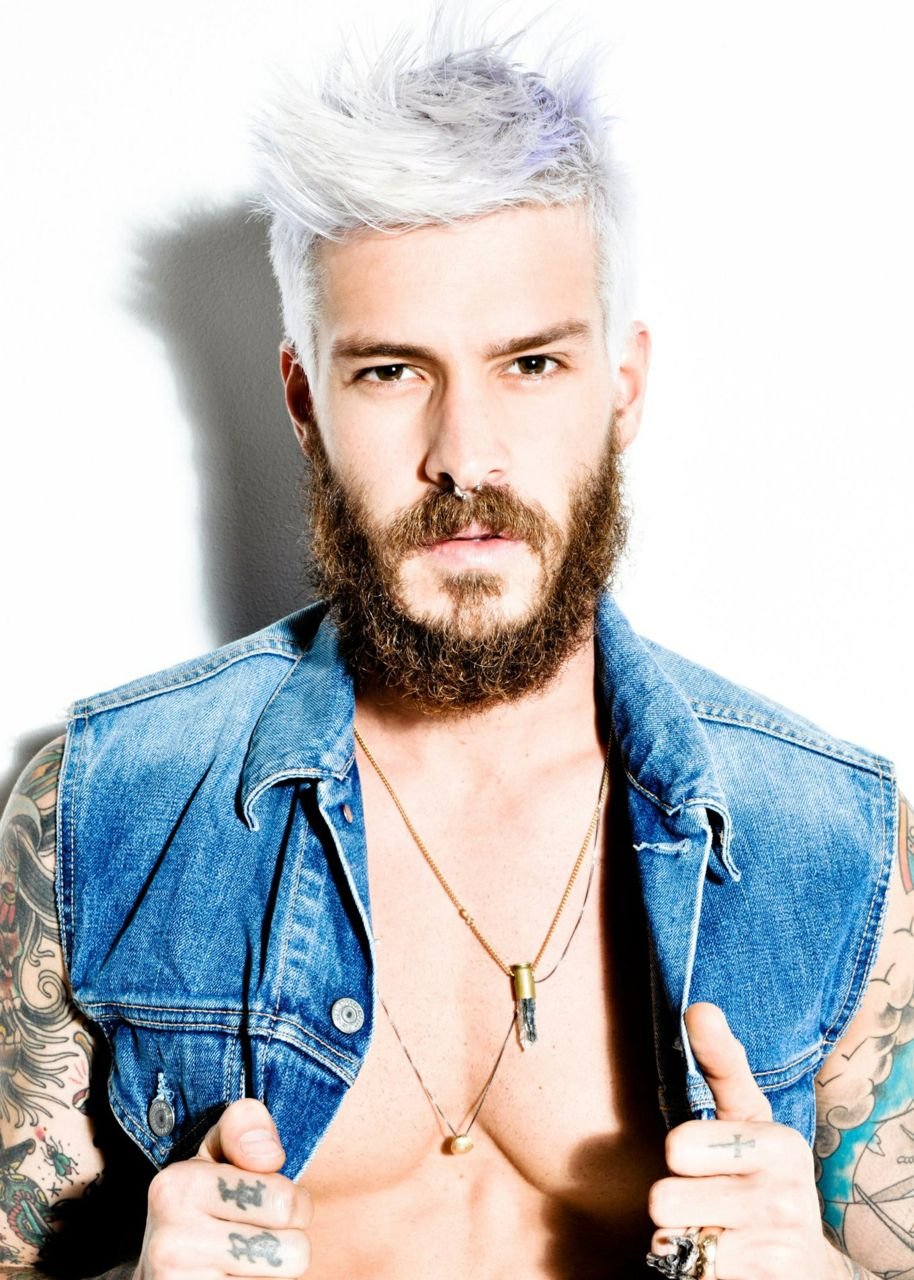 Блондин с черной бородой