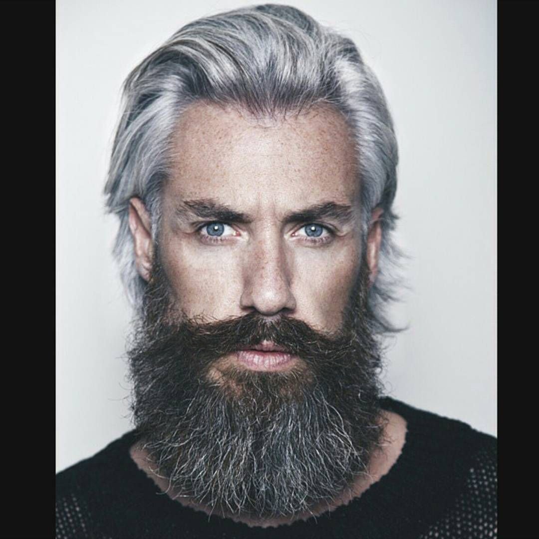 Длинные Седые волосы у мужчины