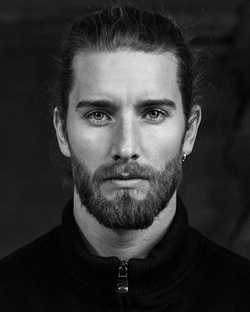 Мужчина с бородой