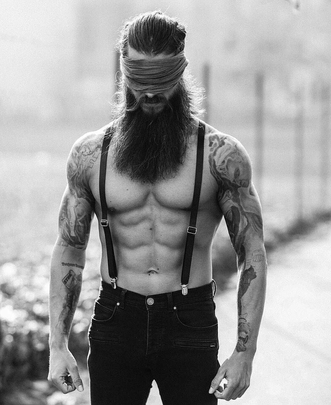 Накаченные бородатые мужчины