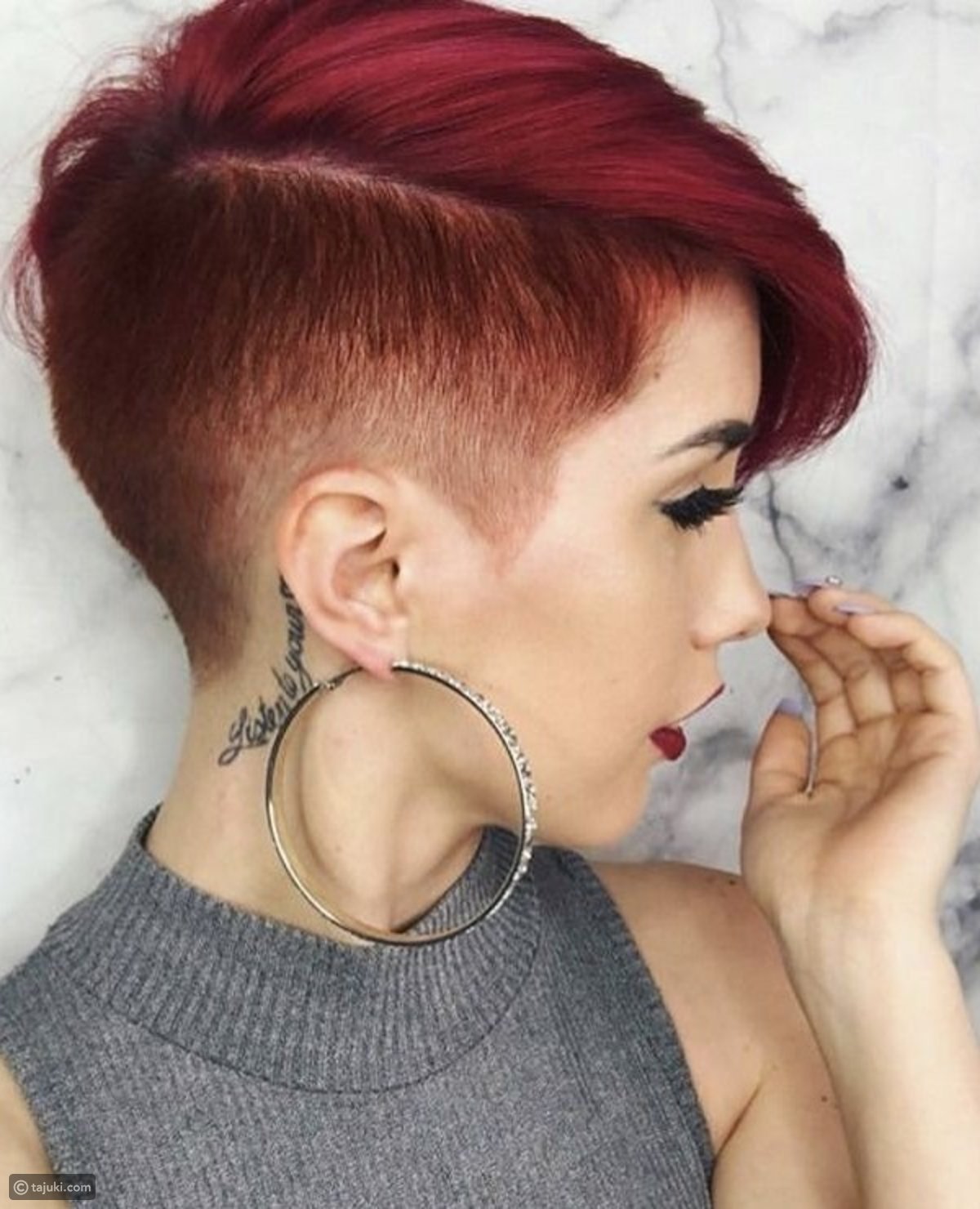 Выбритая девушка с красными волосами