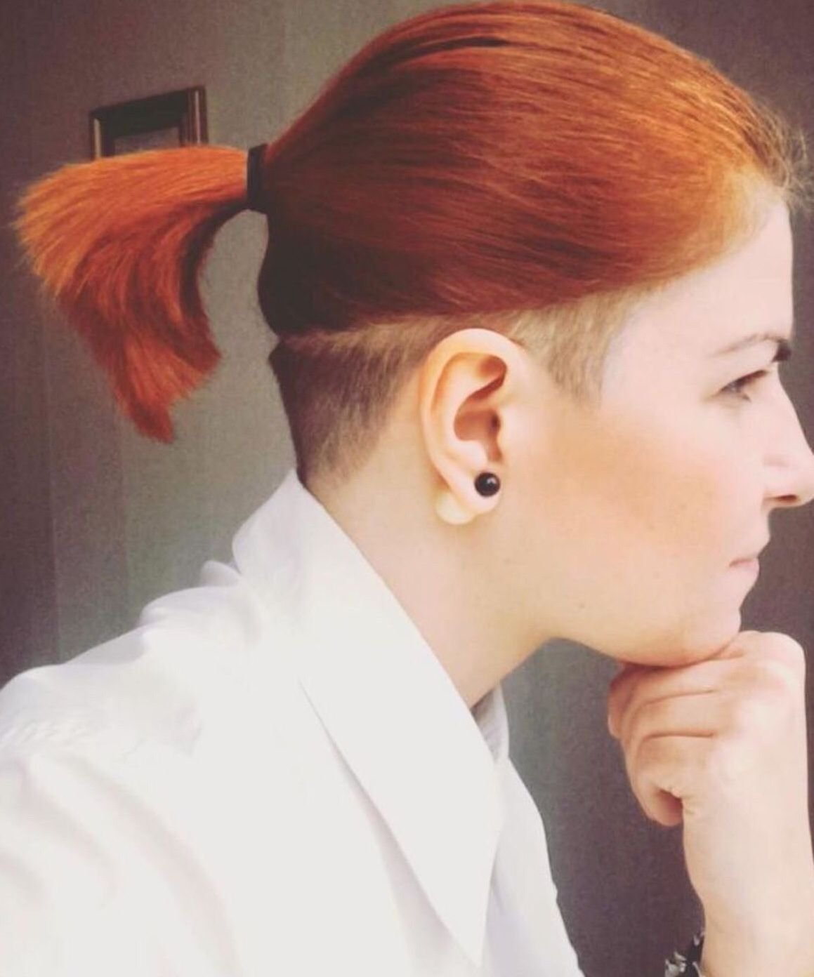 Николь Шиа с красными волосами