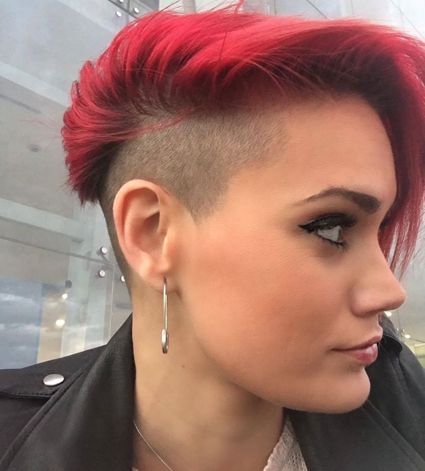 Девушка с бритым боком