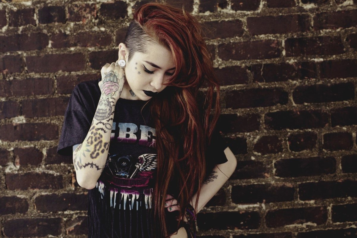 Синие волосы с выбритыми висками