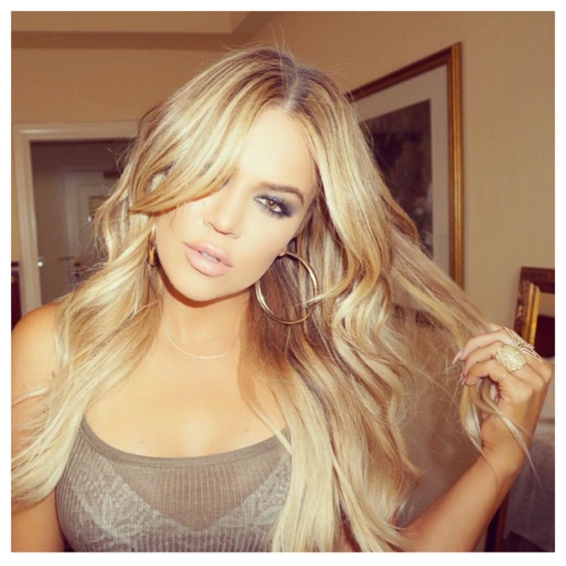 Прическа с локонами на длинные волосы на выпускной