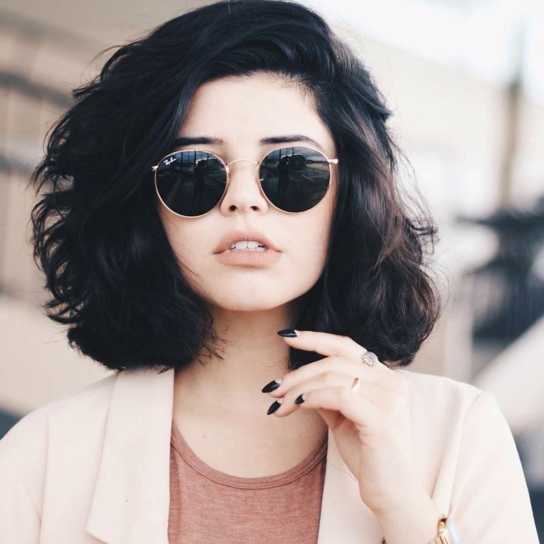 Градуированный Боб на вьющиеся волосы средней длины