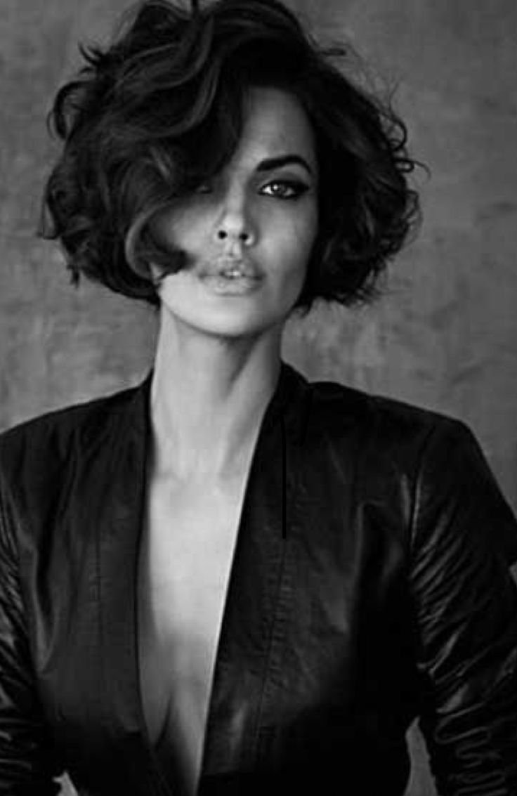 Кудрявая Жаклин Стоун