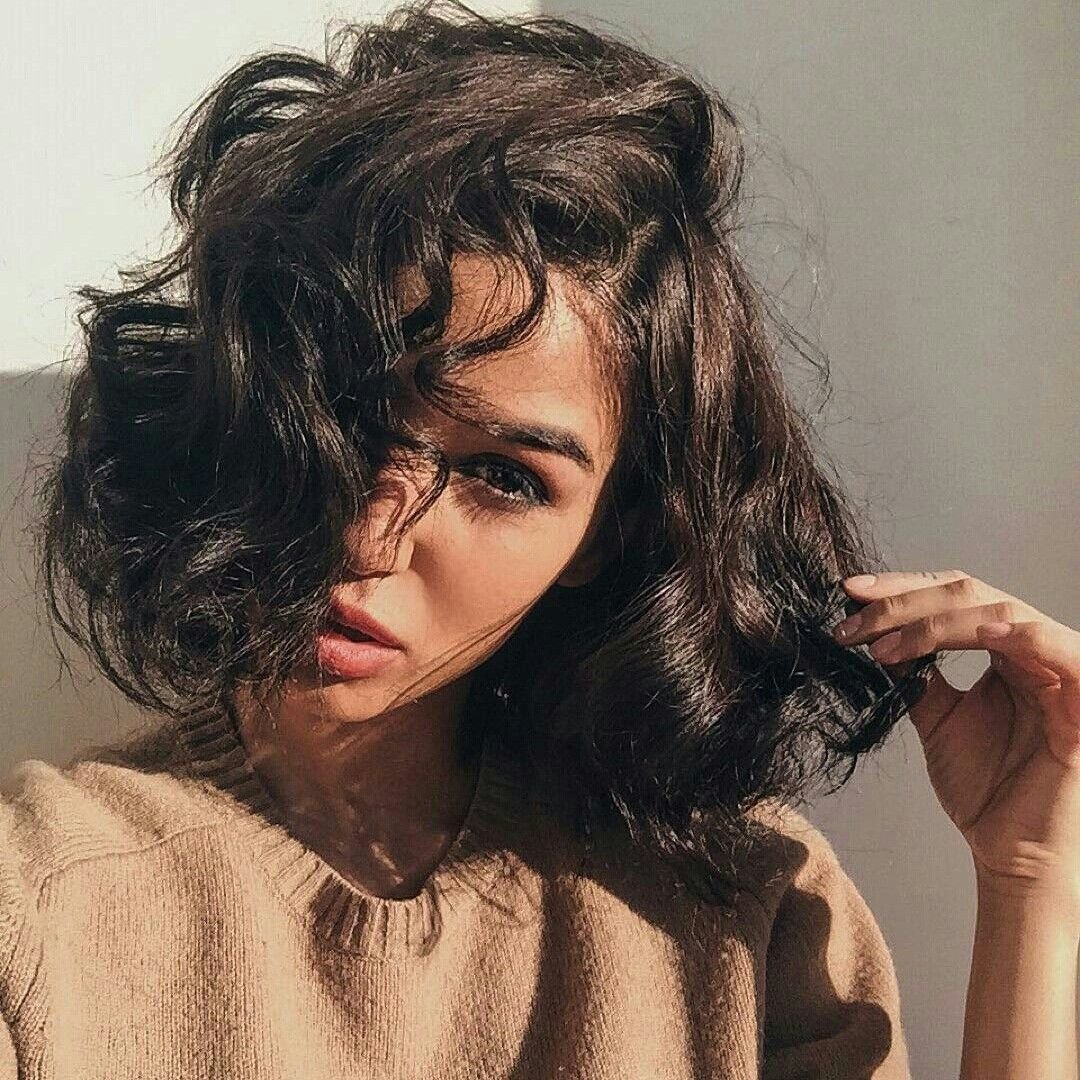 Прически на вьющиеся волосы