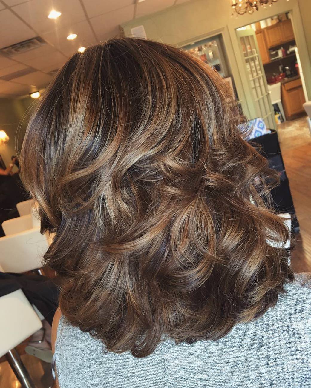 Каскад с мелированием на темные волосы