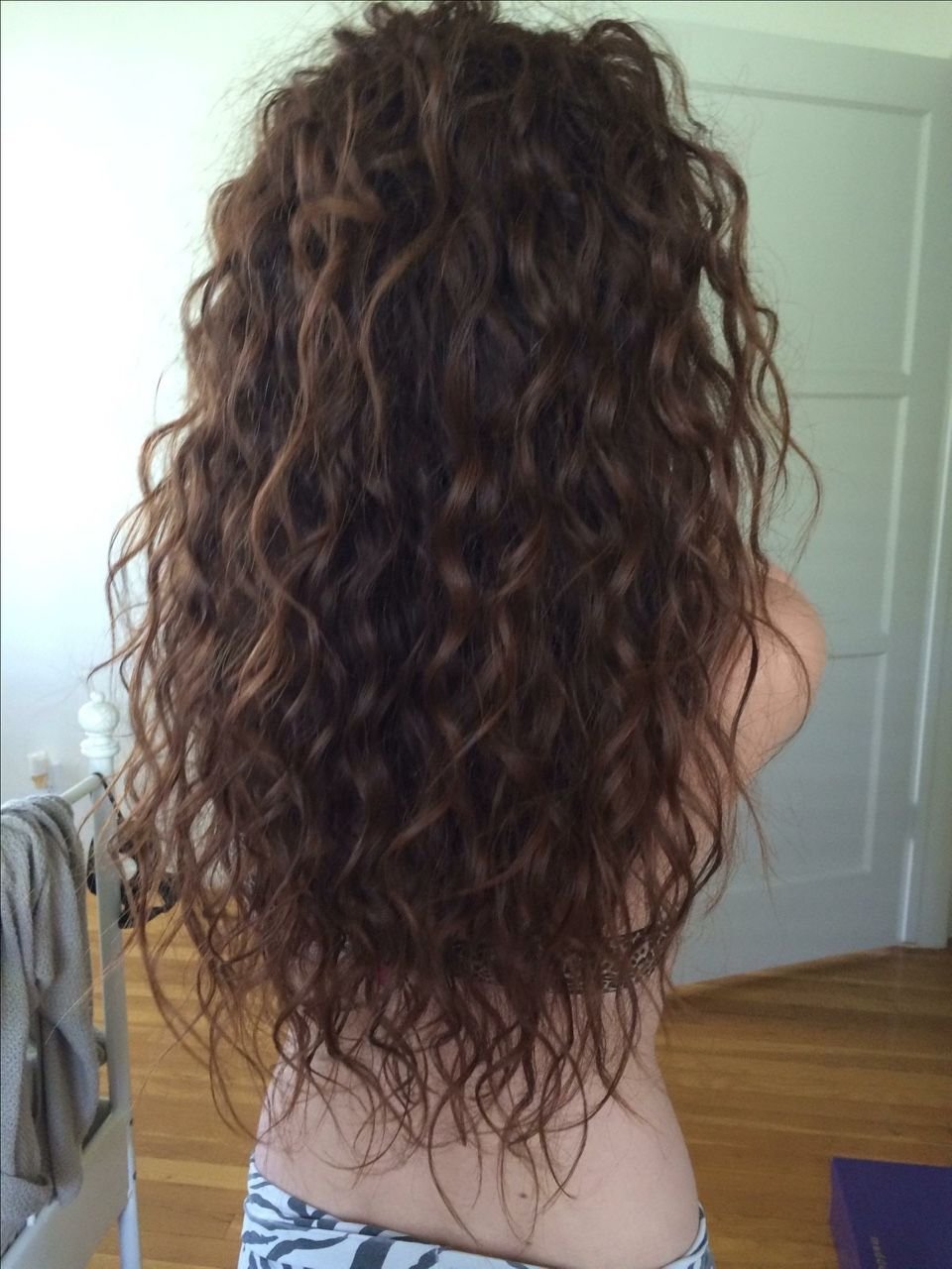 Кудрявые волосы со спины