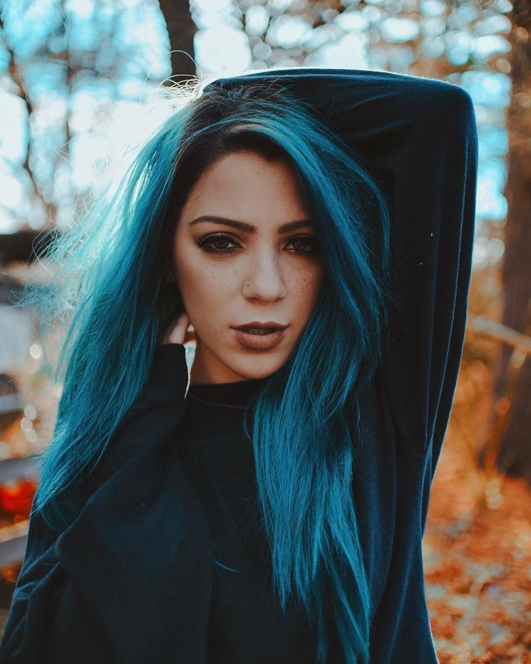 Ники де Мартино синие волосы