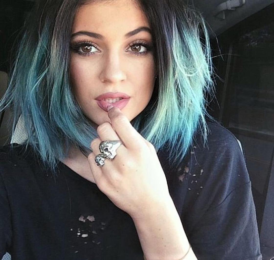 Кайли Дженнер с синими волосами