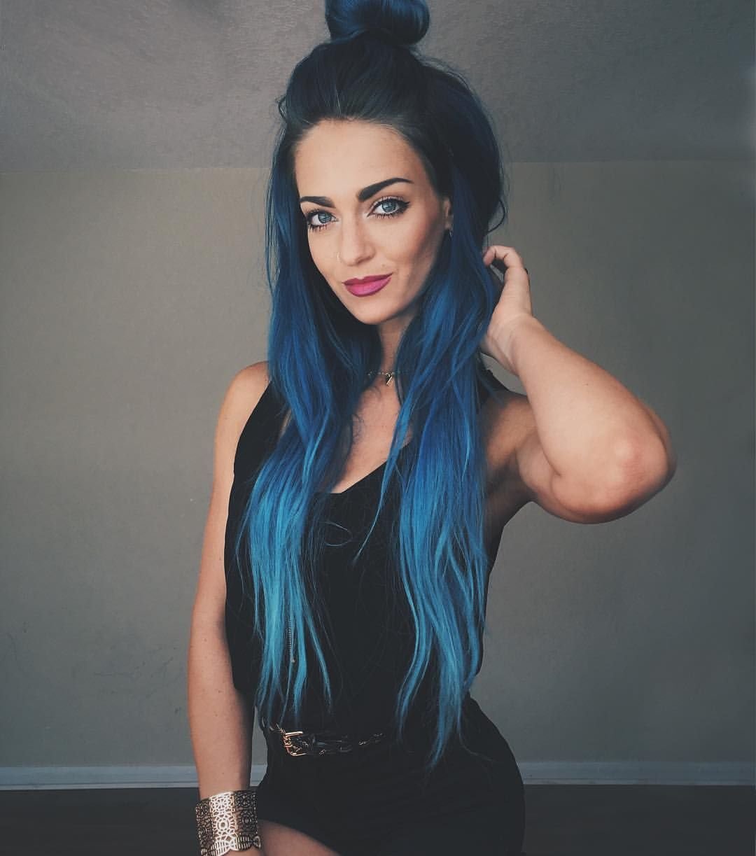Синие корни и черные волосы