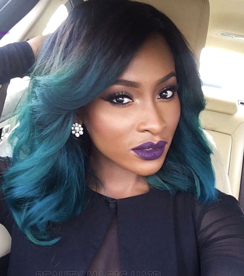 Смуглые девушки с голубыми волосами