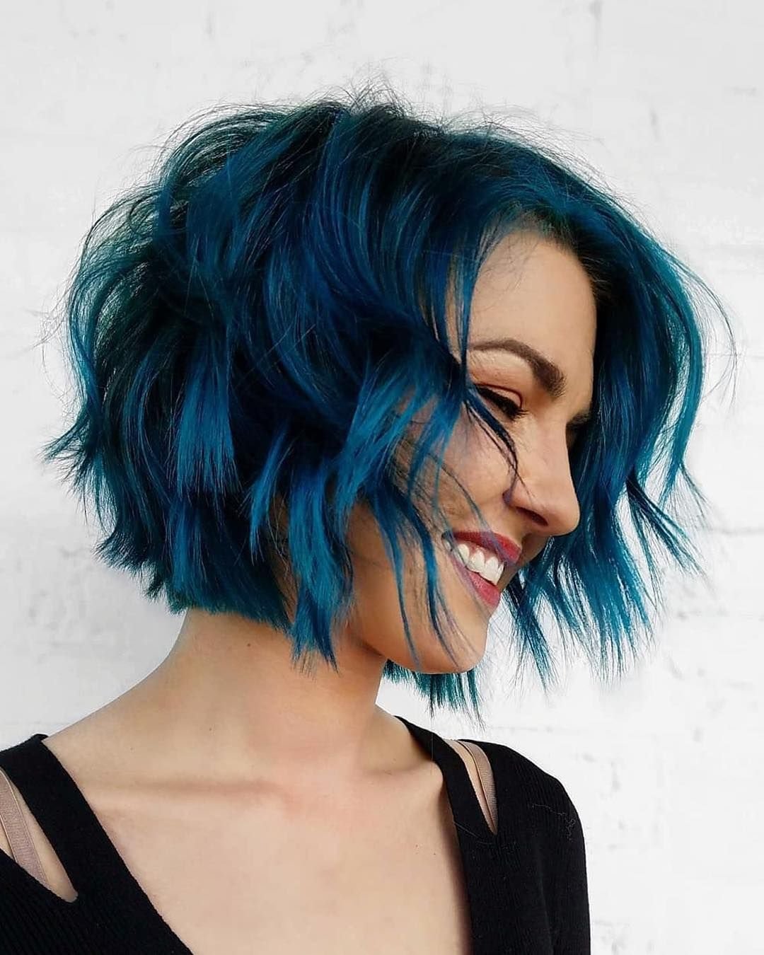 Синие волосы черные корни