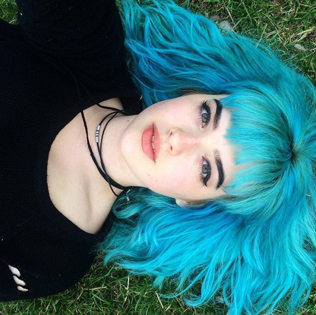 Девушка с бирюзовыми волосами