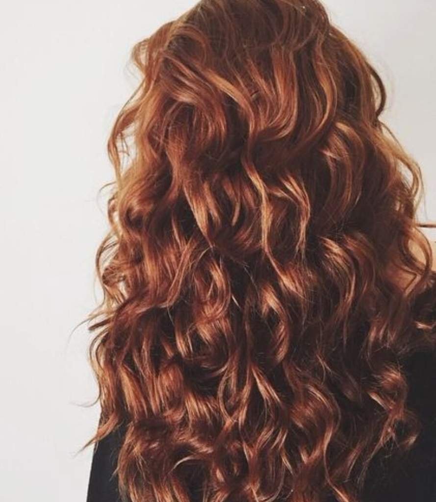 Кудрявые каштановые волосы