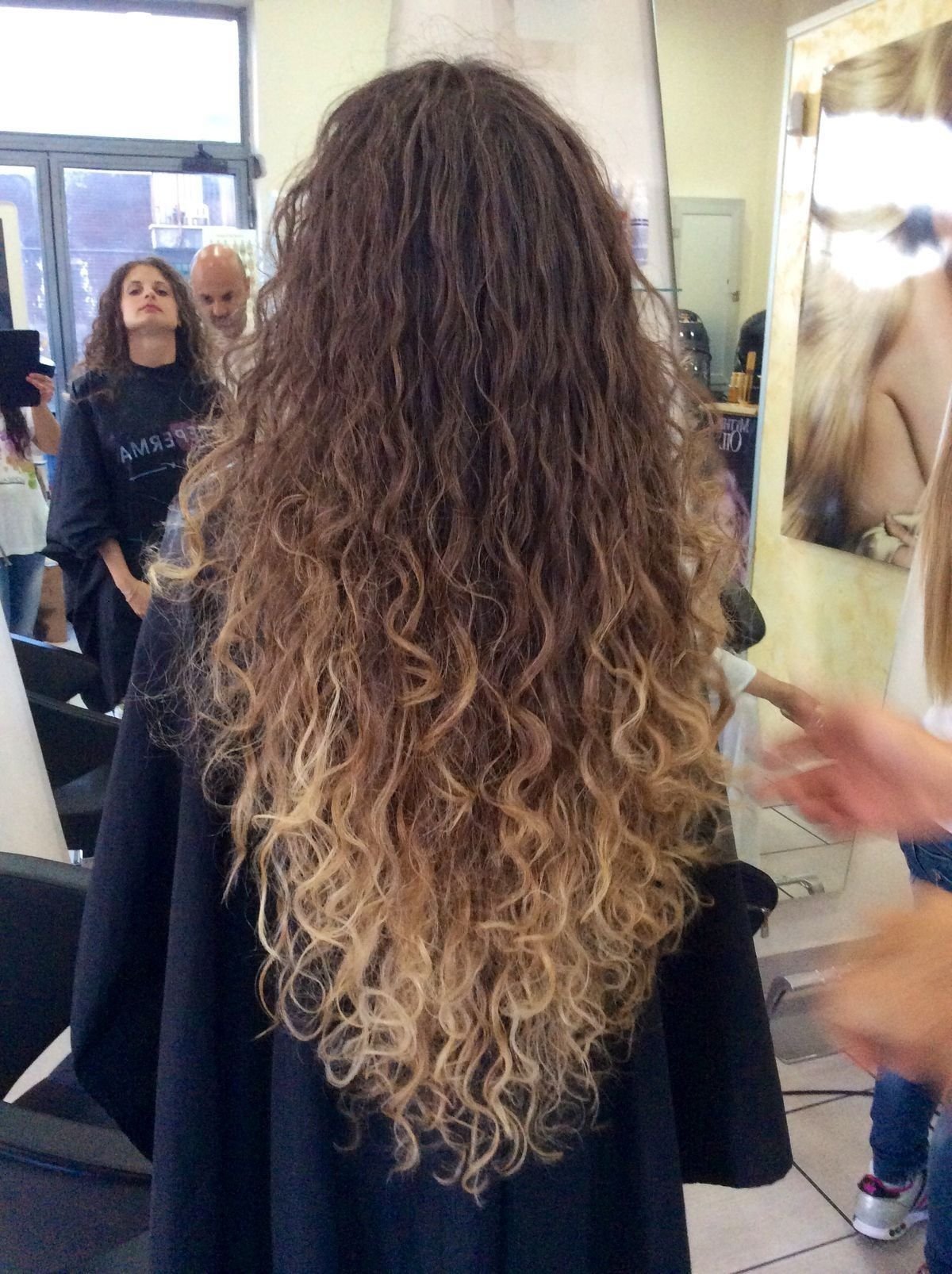 Омбре на длинные кучерявые волосы