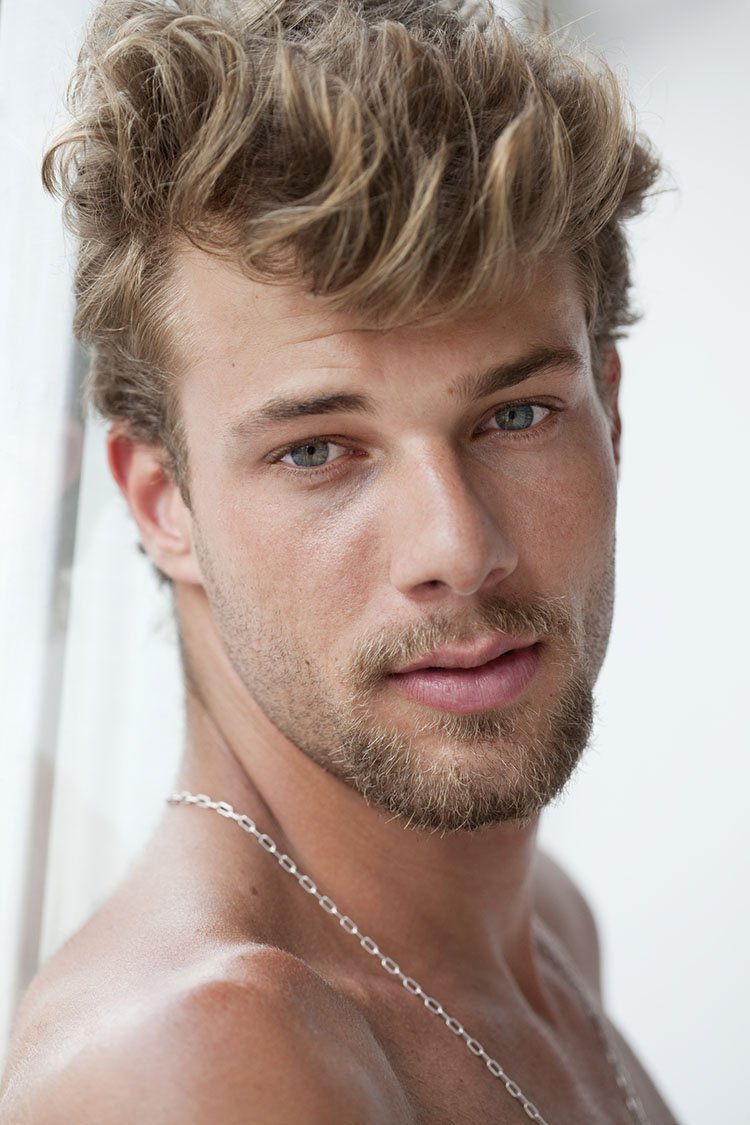 Кристофер 20 лет блондин