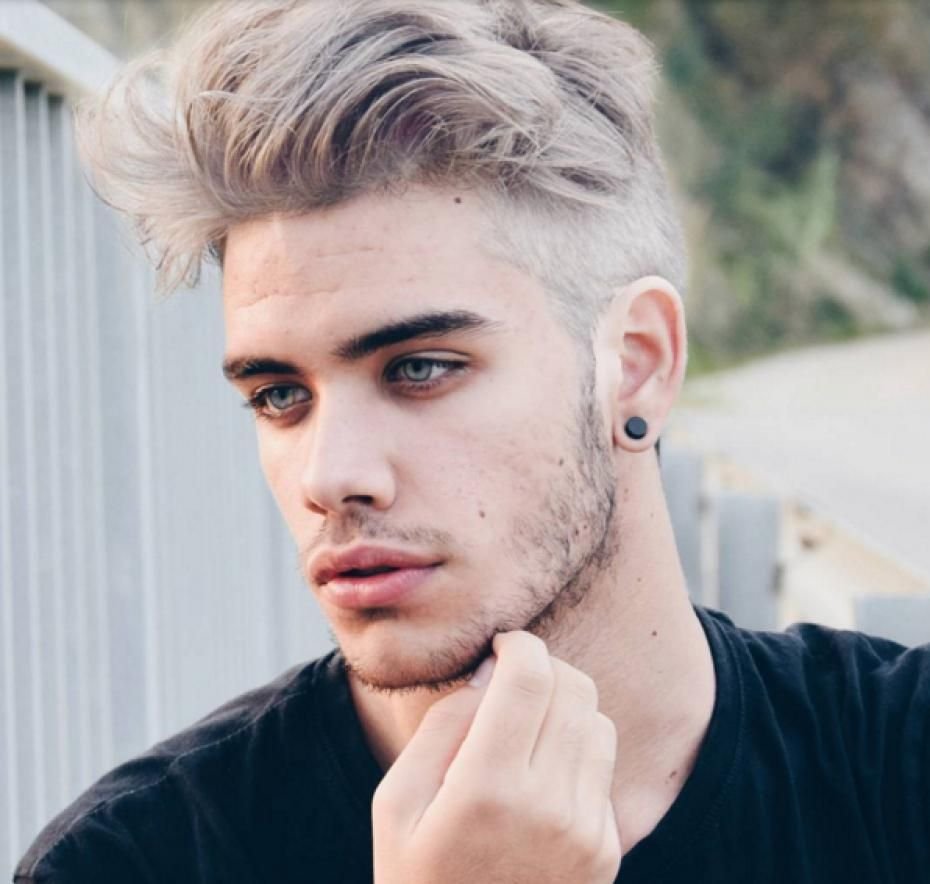 Светло русый парень