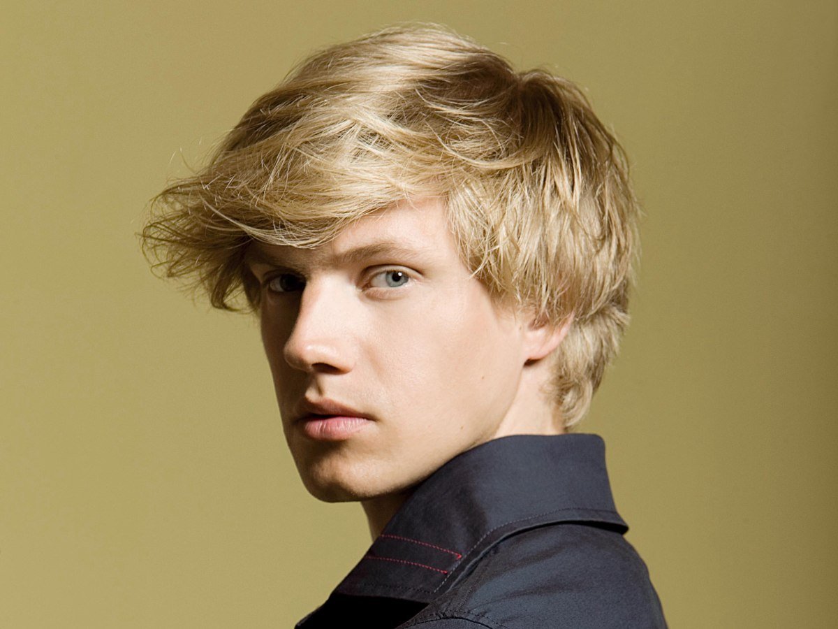 Кудрявый блондин