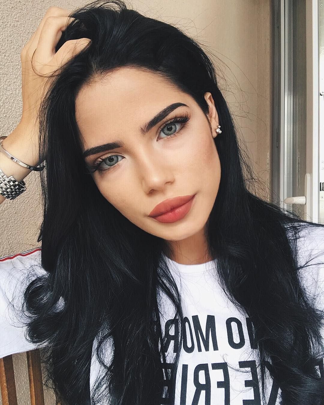 Брюнетка с черными бровями