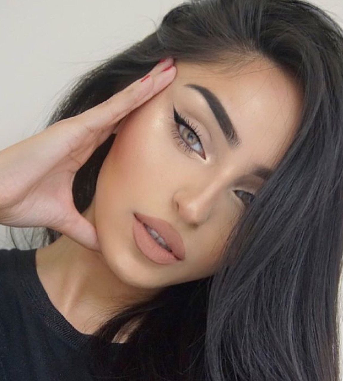 Красивый татуаж бровей для брюнеток