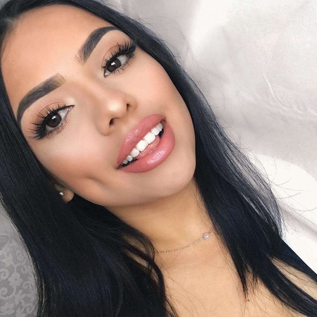 Красивые черные брови