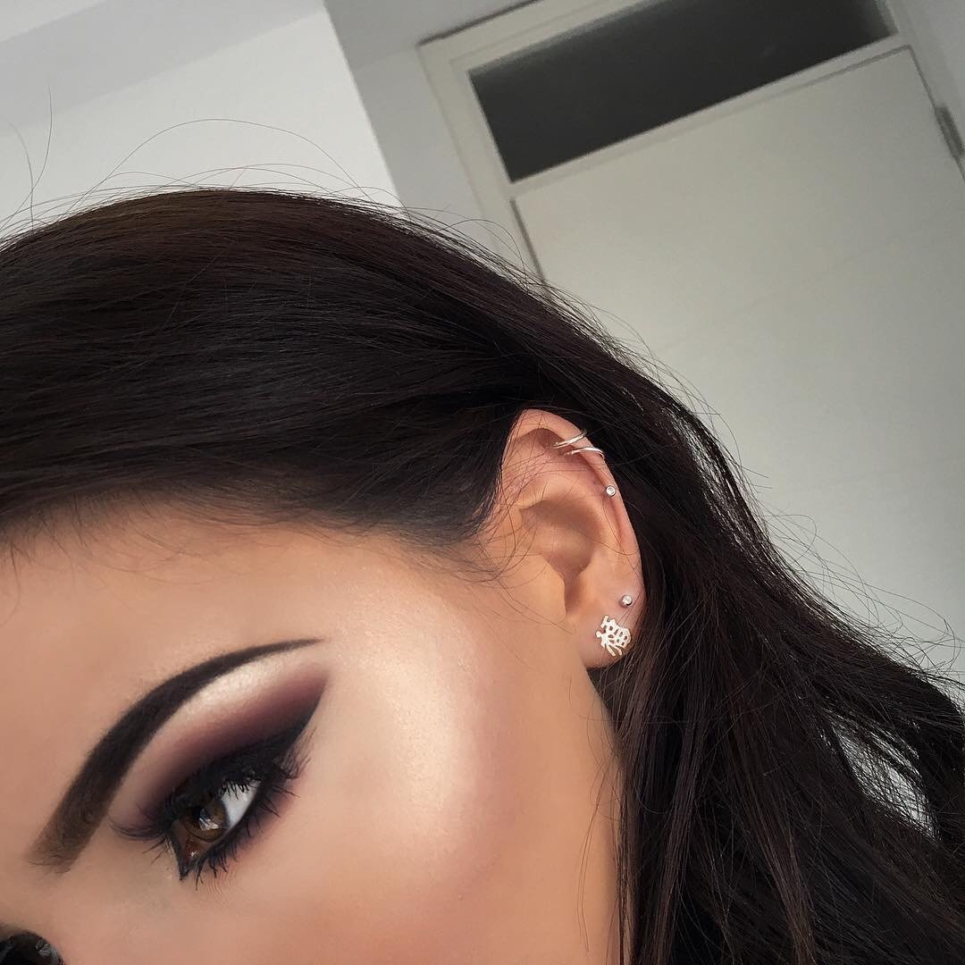 Брюнетки с красивыми бровями