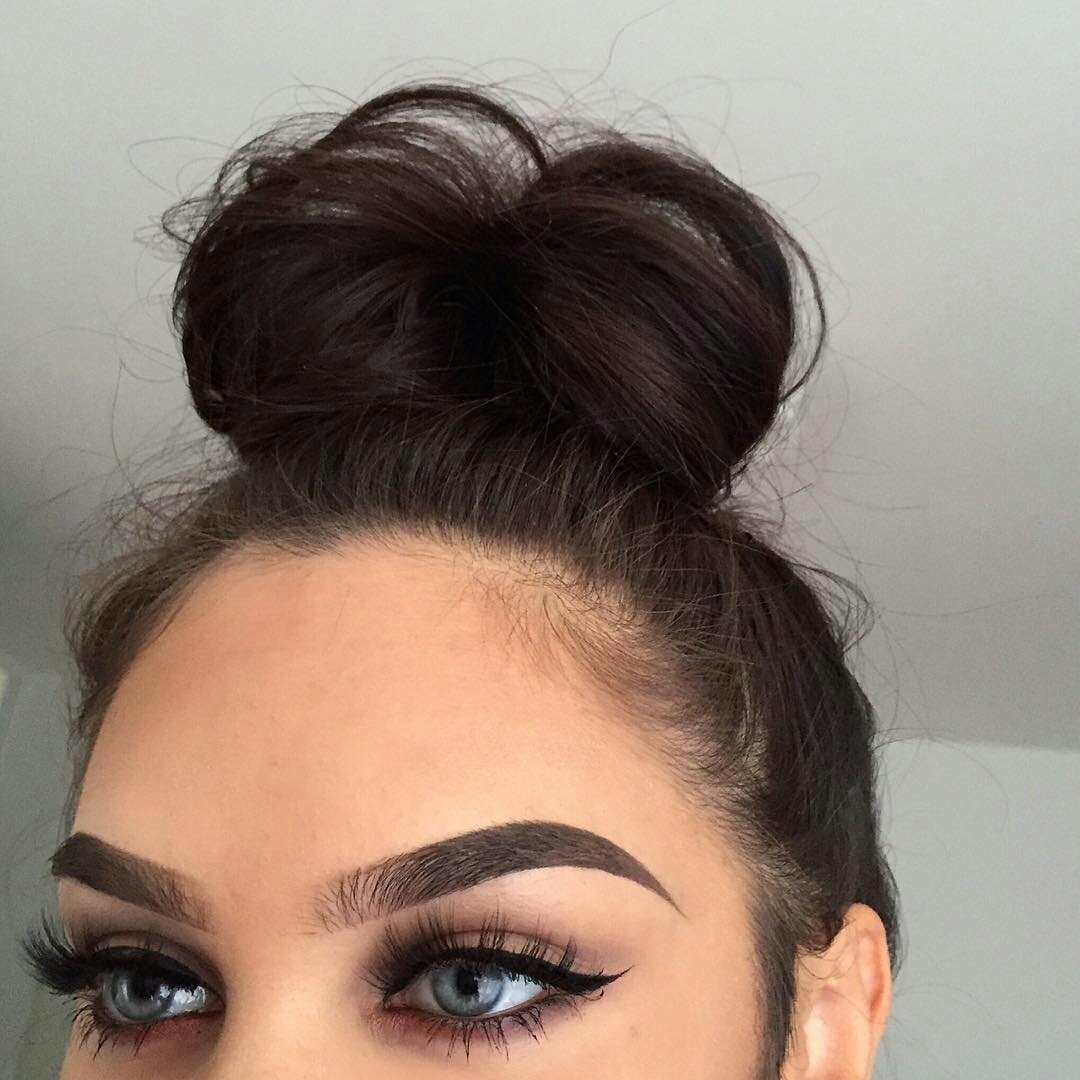 Чёрные волосы коричневые брови