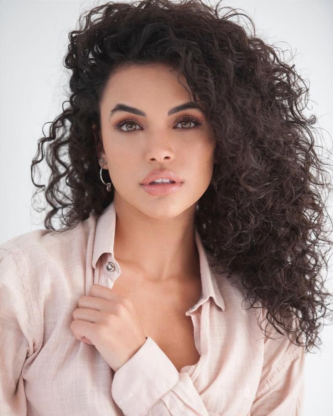 Дамарис Годфри