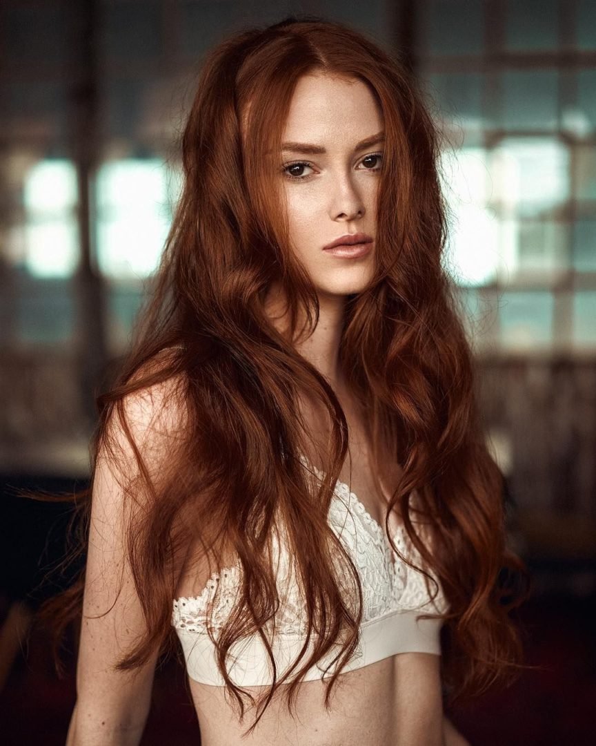 Меган Прескотт в рыжий цвет волос