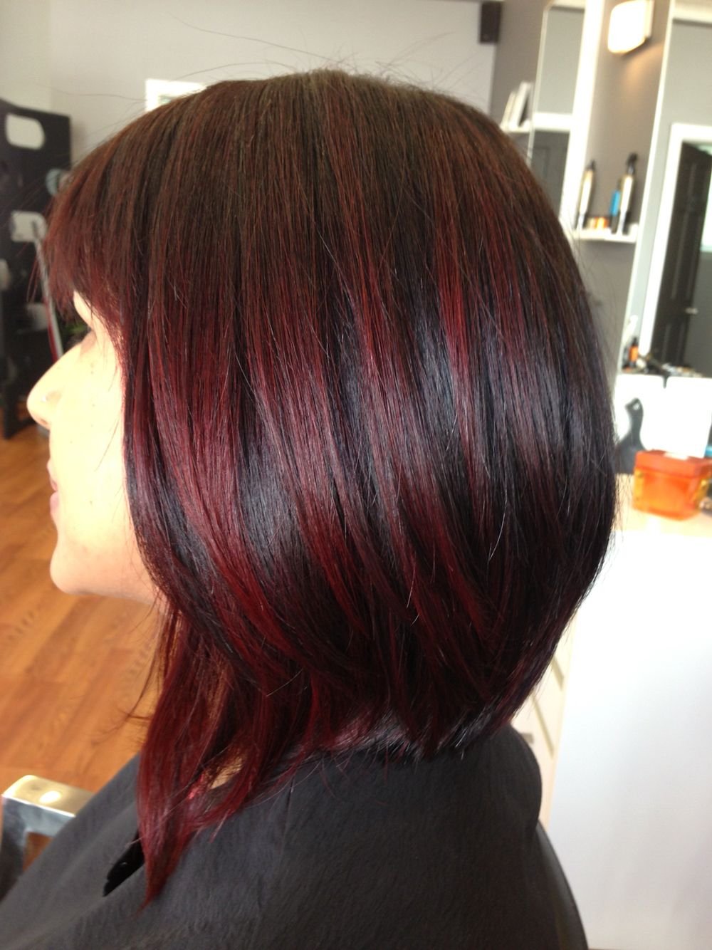 Колорирование с красными прядями