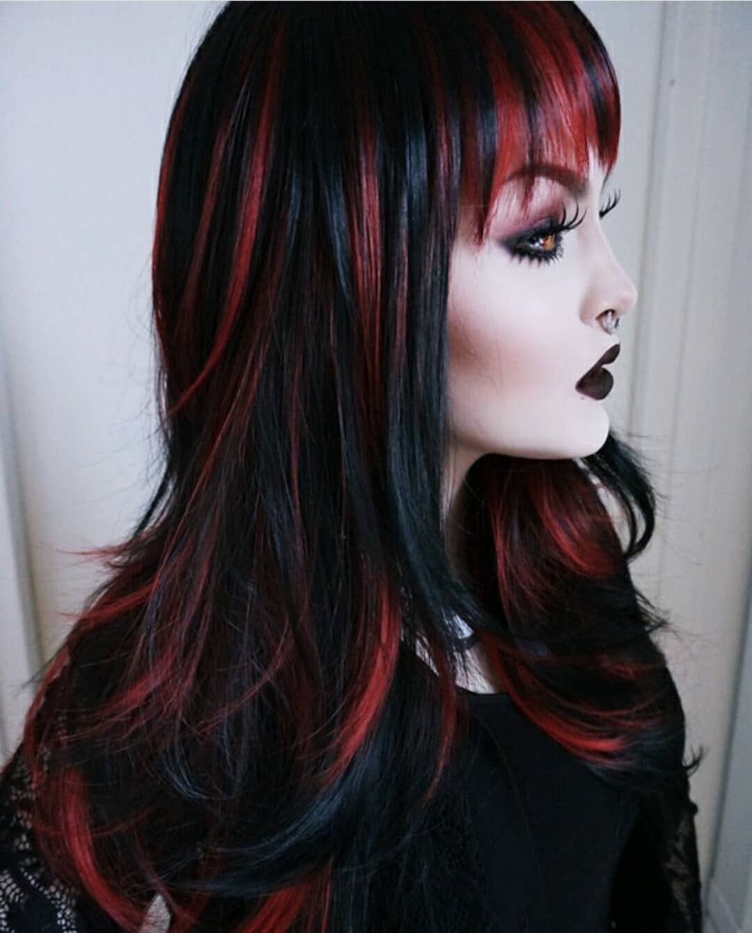 Красные пряди на темных волосах