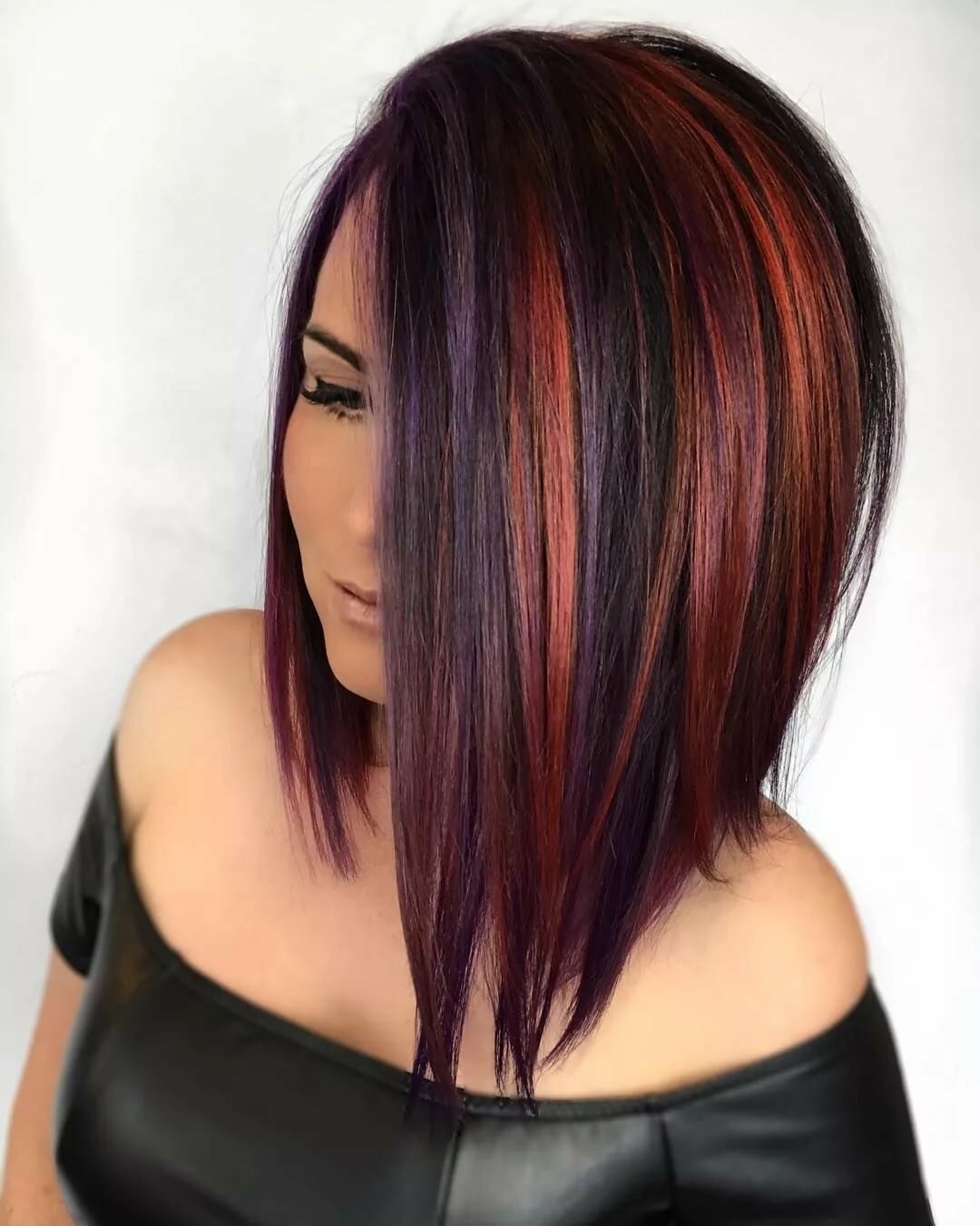 Колорирование темных волос красными прядями