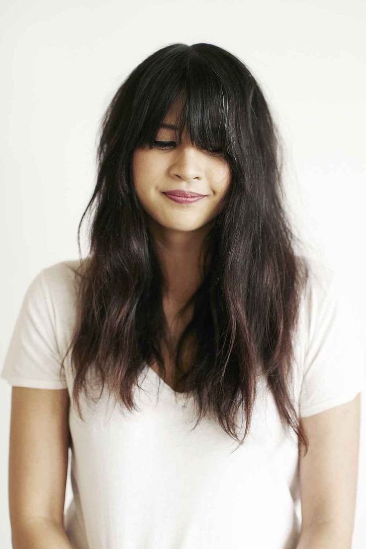 Удлиненная челка на черные волосы