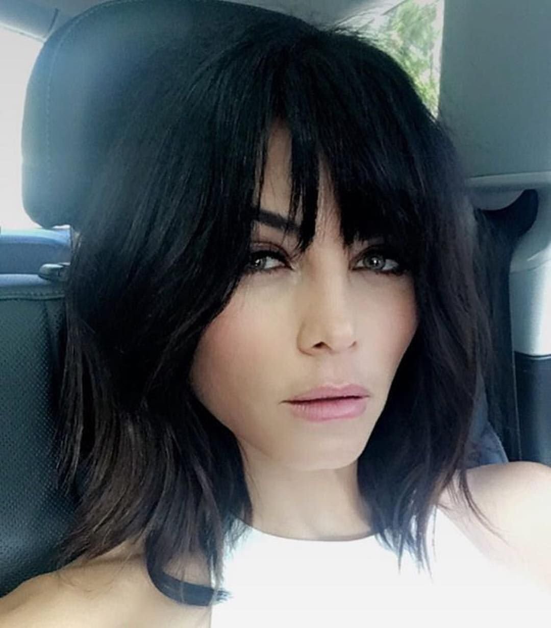 Брюнетки с длинной челкой