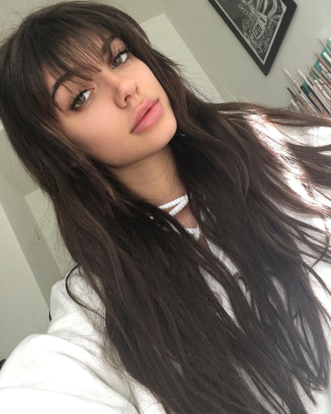 Стрижка на длинные черные волосы с челкой