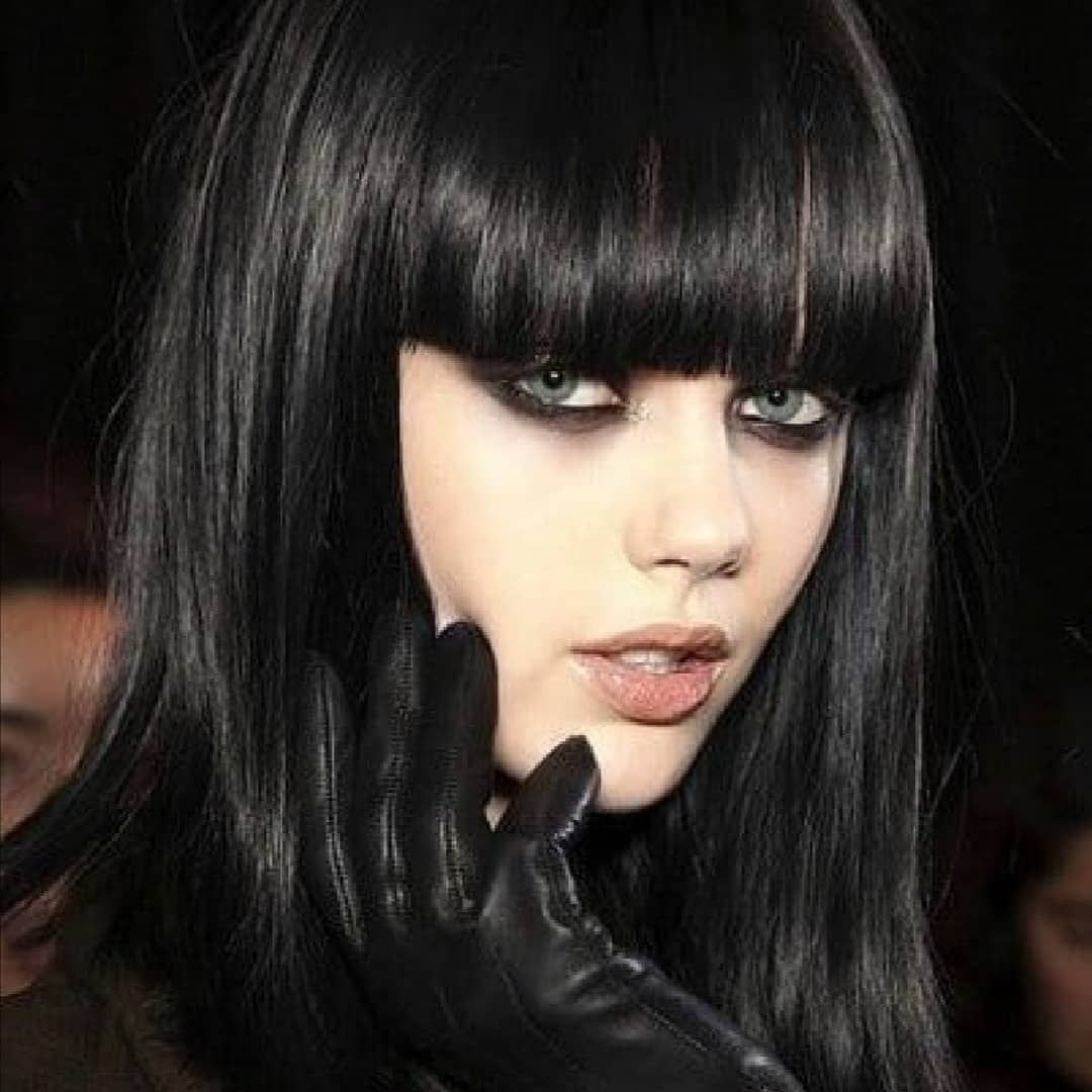 Черная челка