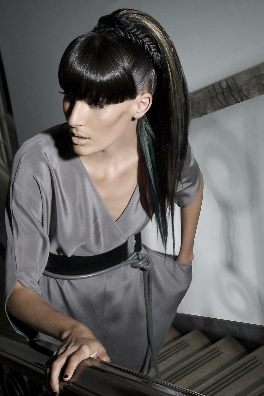 Каре с челкой черные волосы