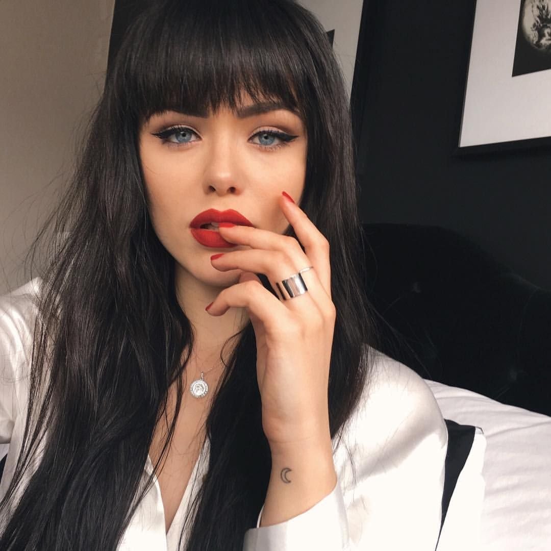 Сазан Хендрикс с челкой