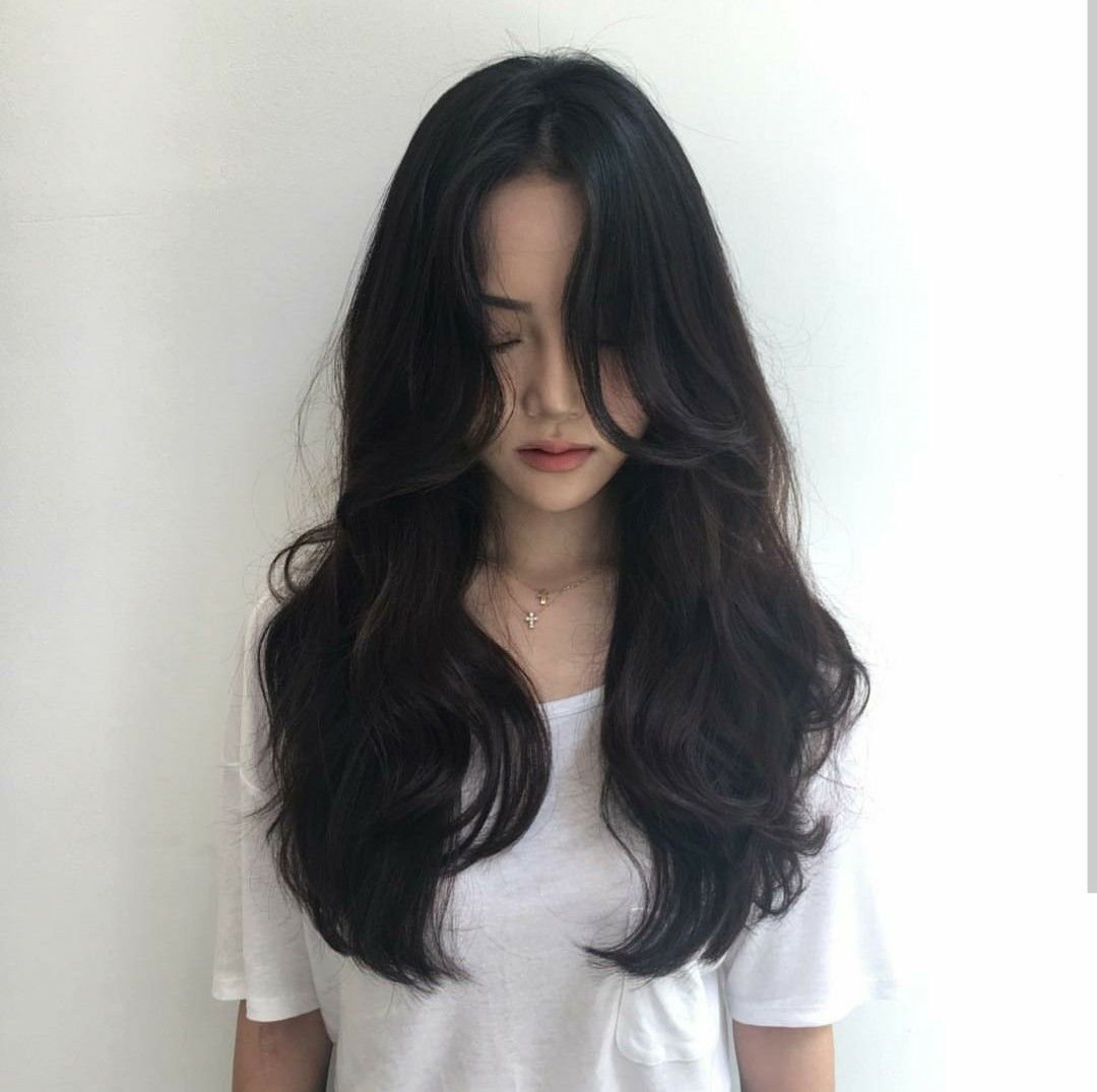 Стрижка на средние черные волосы