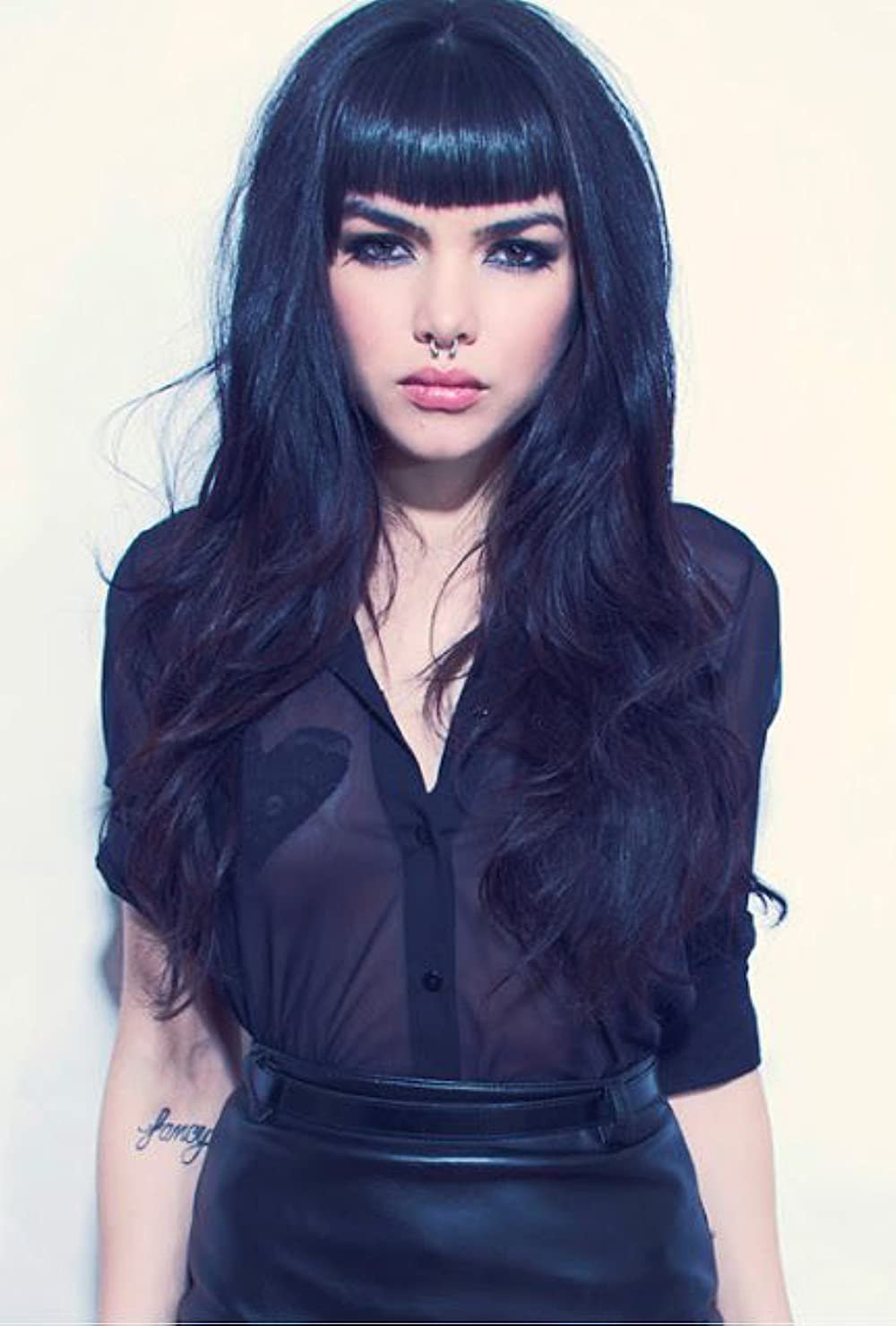 Черный цвет волос с челкой