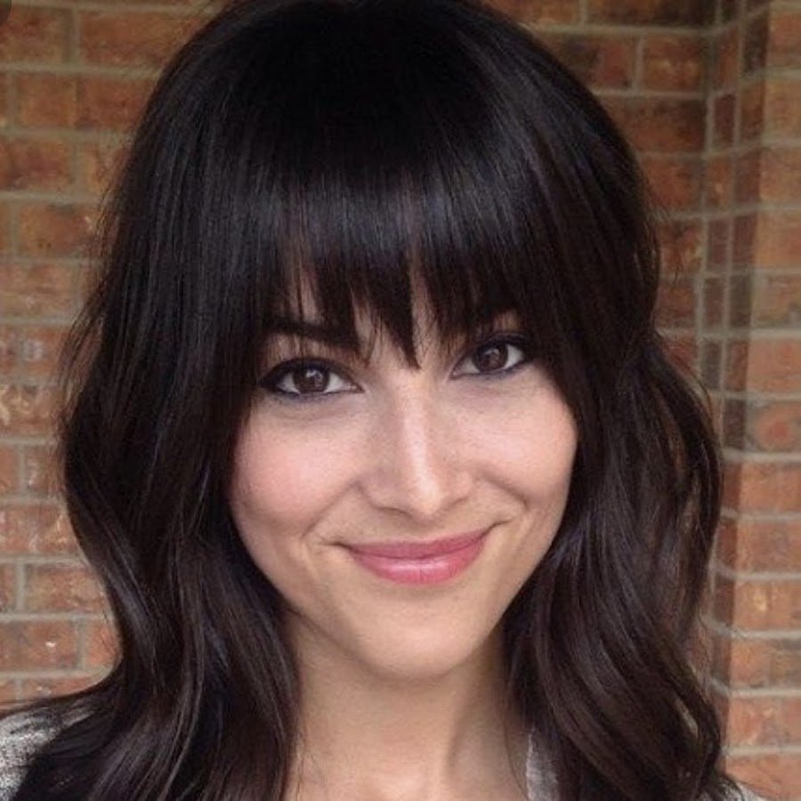 Черные волосы средней длины