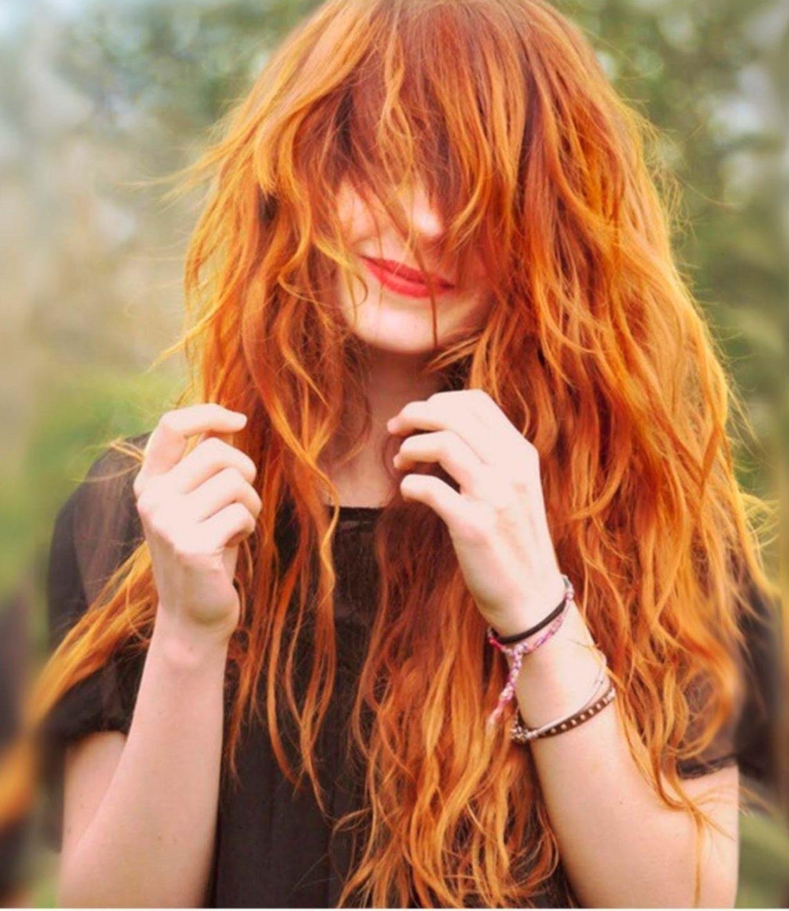 Рыжеволосая женщина со спины