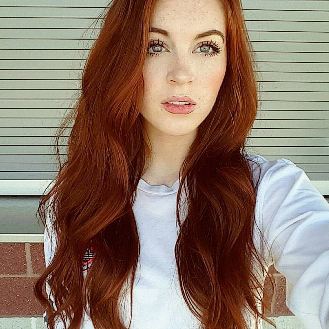 Брюнетка с рыжими волосами