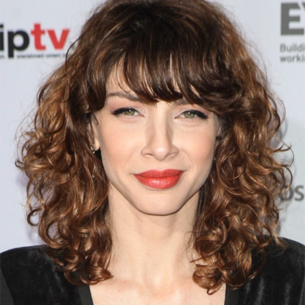 Стрижка на средние волнистые волосы с челкой