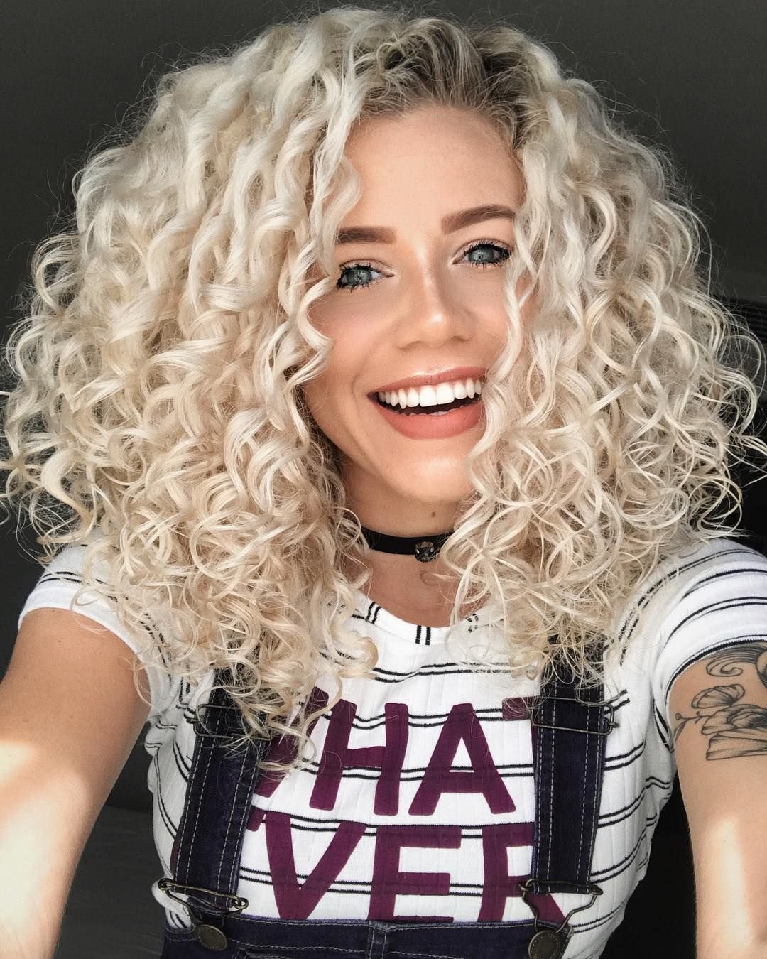 Кудрявая блондинка